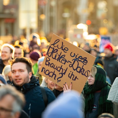 „Wie viele Hitler-Dokus braucht ihr noch?“ steht auf einem Plakat bei der Demonstration gegen Rechtsextremismus.