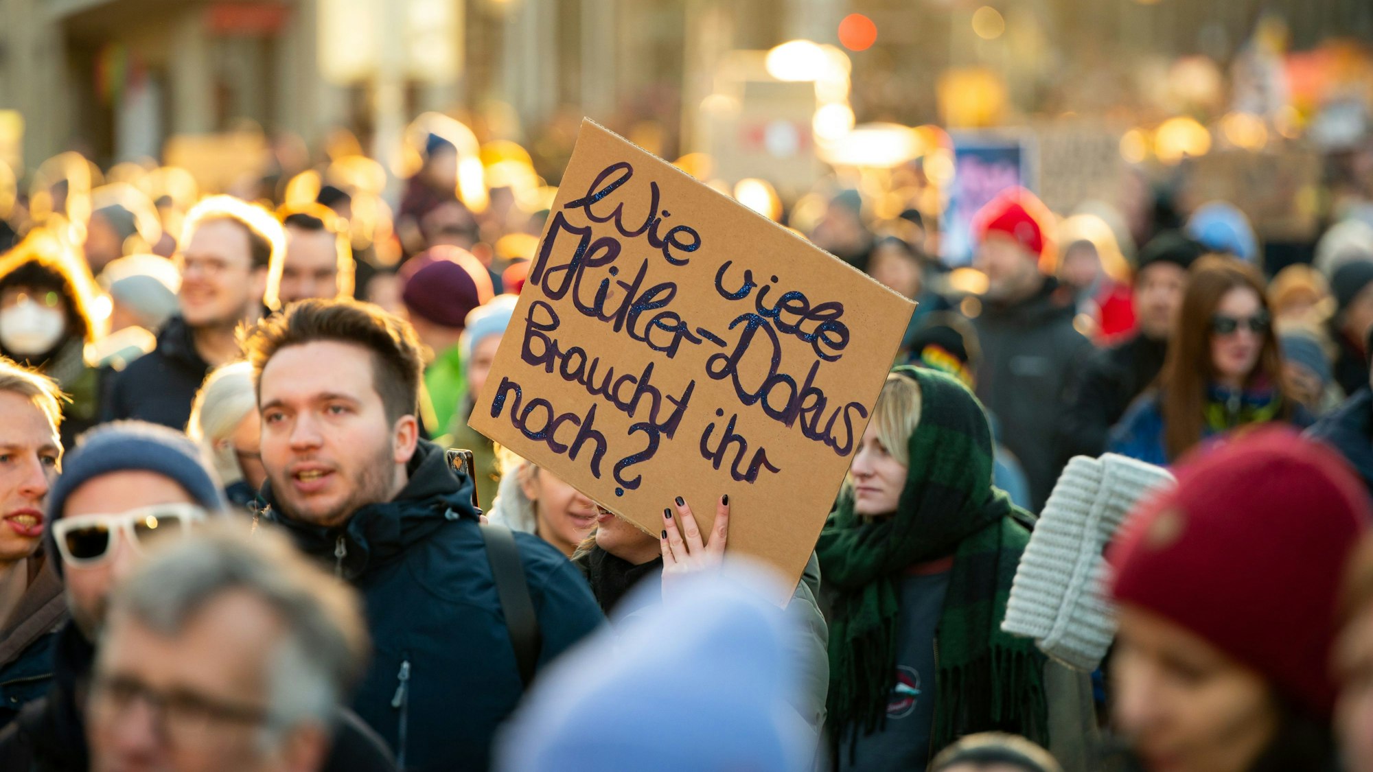 „Wie viele Hitler-Dokus braucht ihr noch?“ steht auf einem Plakat bei der Demonstration gegen Rechtsextremismus.