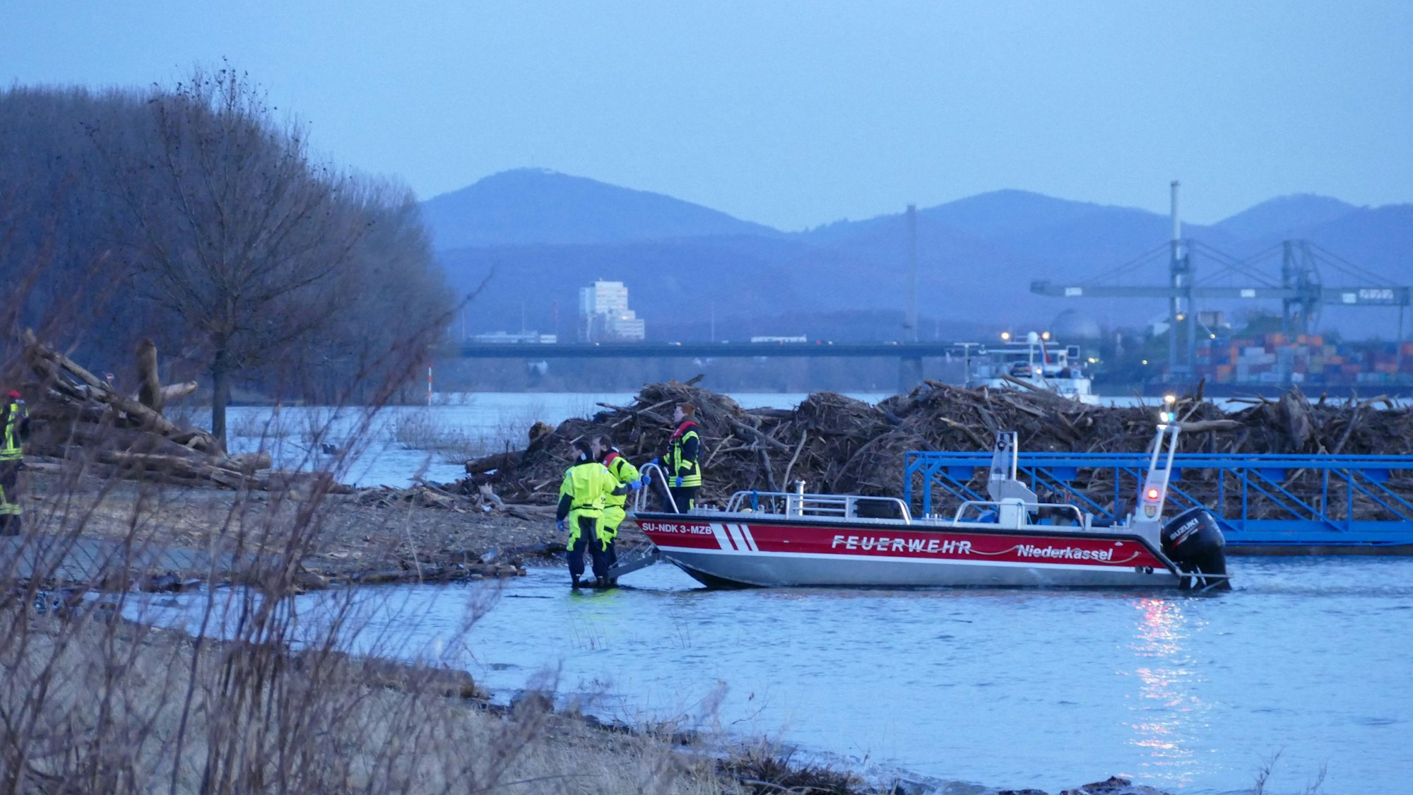 Ein Feuerwehrboot liegt am Rheinufer.