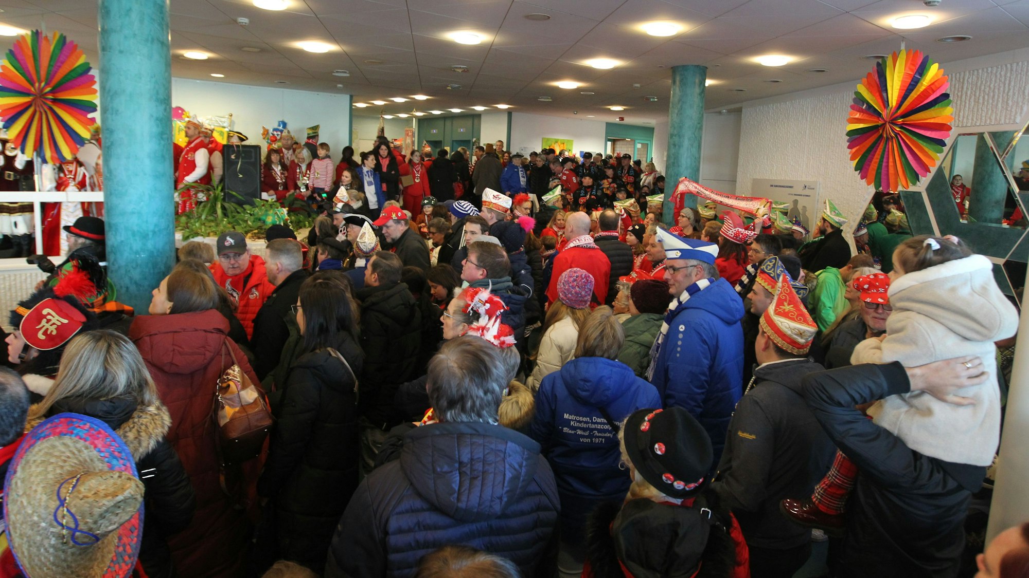 Hunderte Karnevalisten tummelten sich nach der Rathauserstürmung im Foyer.