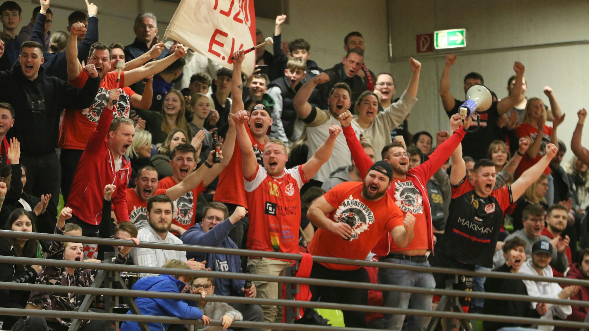 Das Bild zeigt zahlreiche Fans des TV Palmersheim, die die Fäuste nach oben reißen.