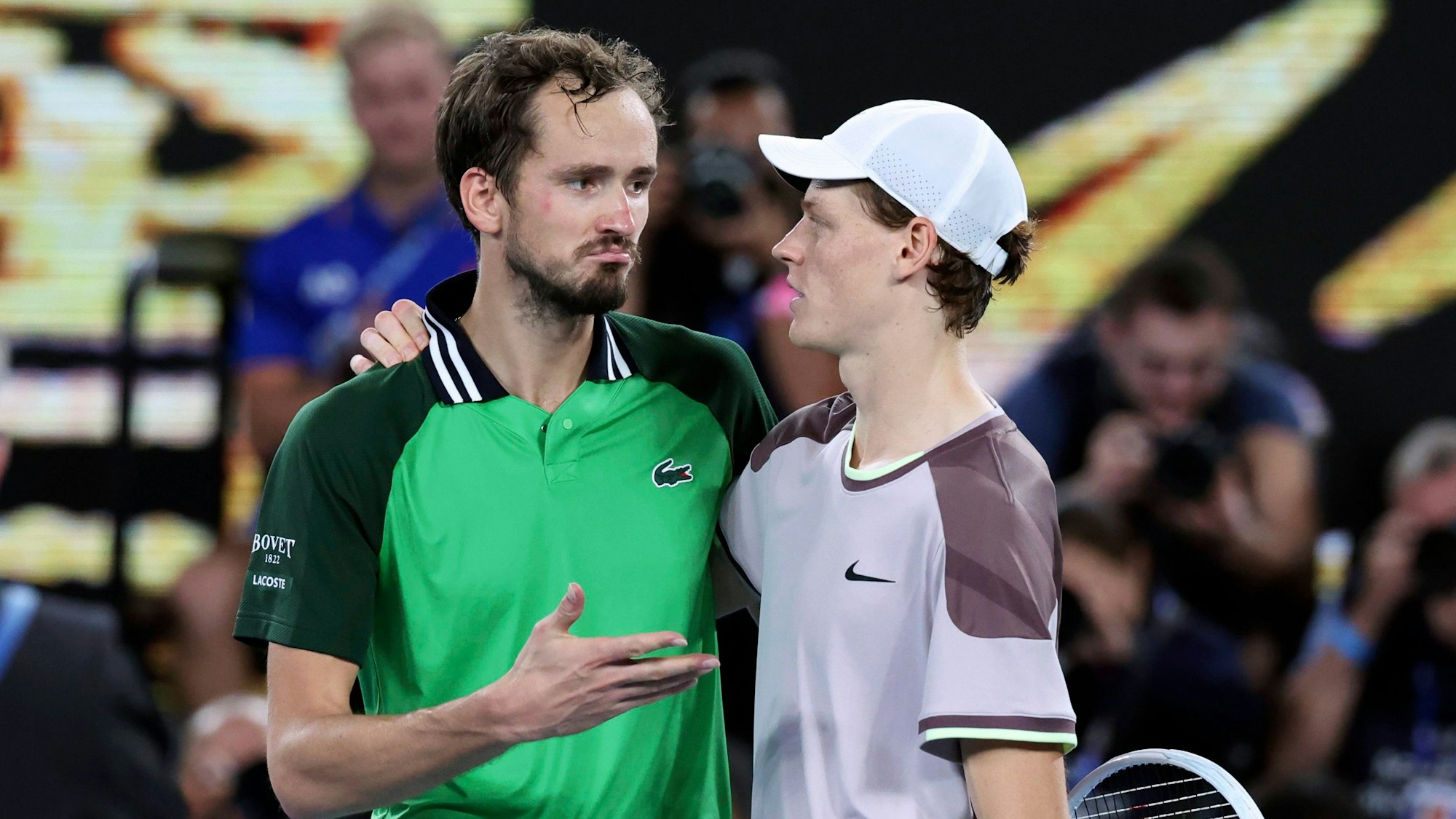 Daniil Medwedew (l) beglückwünscht Jannik Sinner nach dem Spiel.