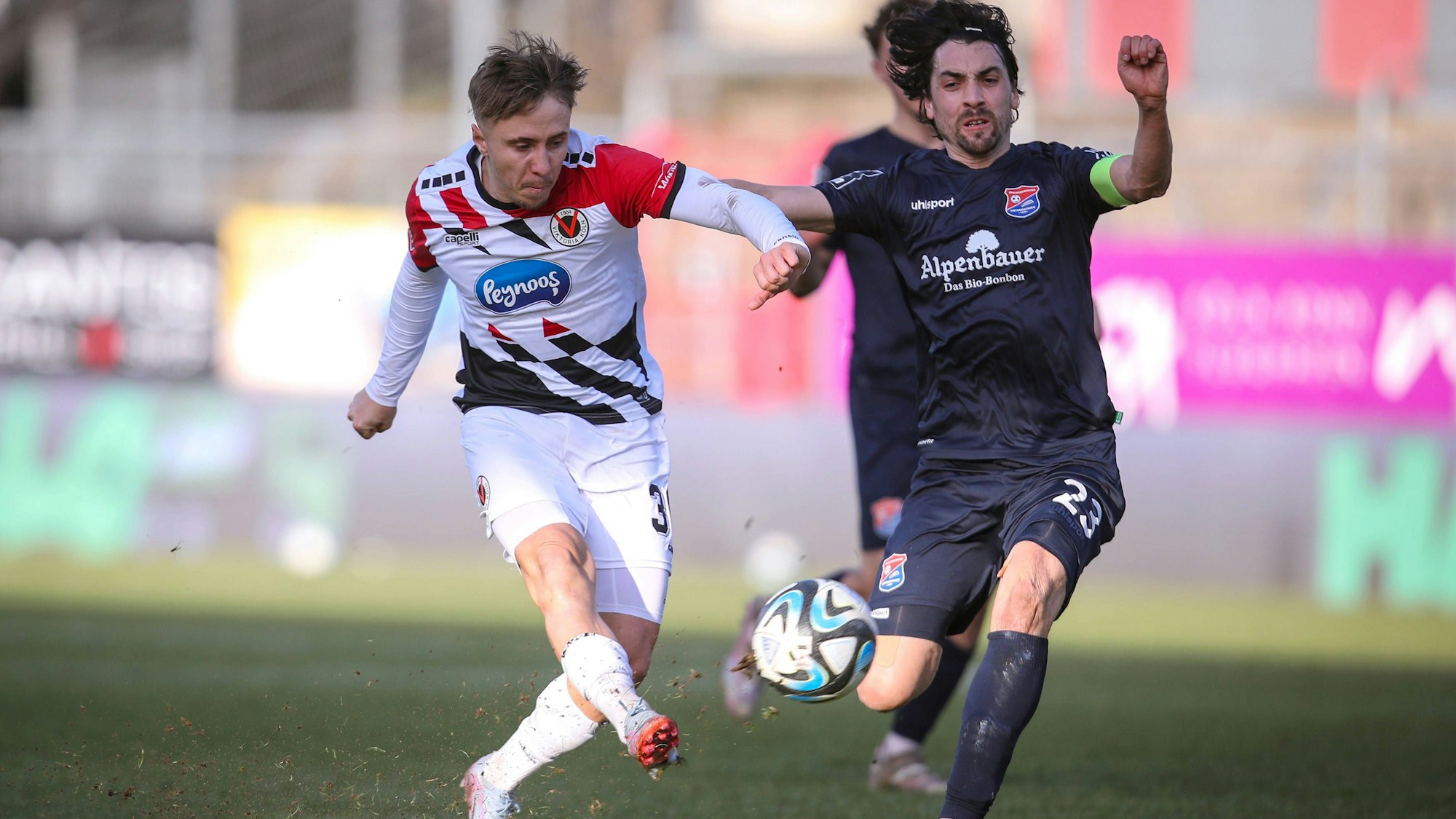 27.01.2024, Köln, Fußball, bwin 3. Liga Herren, Sportpark Höhenberg, 23. Spieltag, Saison 2023 2024, FC Viktoria Köln SpVgg Unterhaching: Luca Marseiler Viktoria Köln gegen Markus Schwabl SpVgg Unterhaching. DFB regulations prohibit any use of photographs as image sequences and or quasi-video. Nordrhein-Westfalen Deutschland *** 27 01 2024, Köln, Fußball, bwin 3 Liga Herren, Sportpark Höhenberg, 23 Spieltag, Saison 2023 2024, FC Viktoria Köln SpVgg Unterhaching Luca Marseiler Viktoria Köln vs Markus Schwabl SpVgg Unterhaching DFB regulations prohibit any use of photographs as image sequences and or quasi video Nordrhein Westfalen Germany