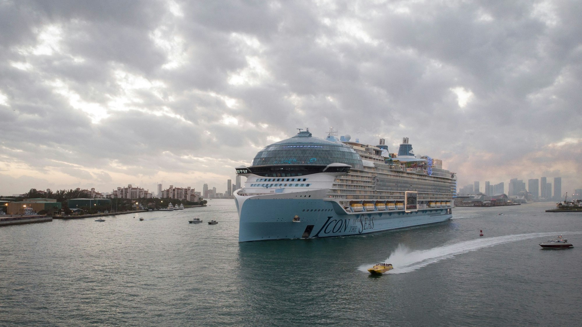 Die „Icon of the Seas“ von Royal Caribbean, das größte Kreuzfahrtschiff der Welt, verlässt den Hafen von Miami.