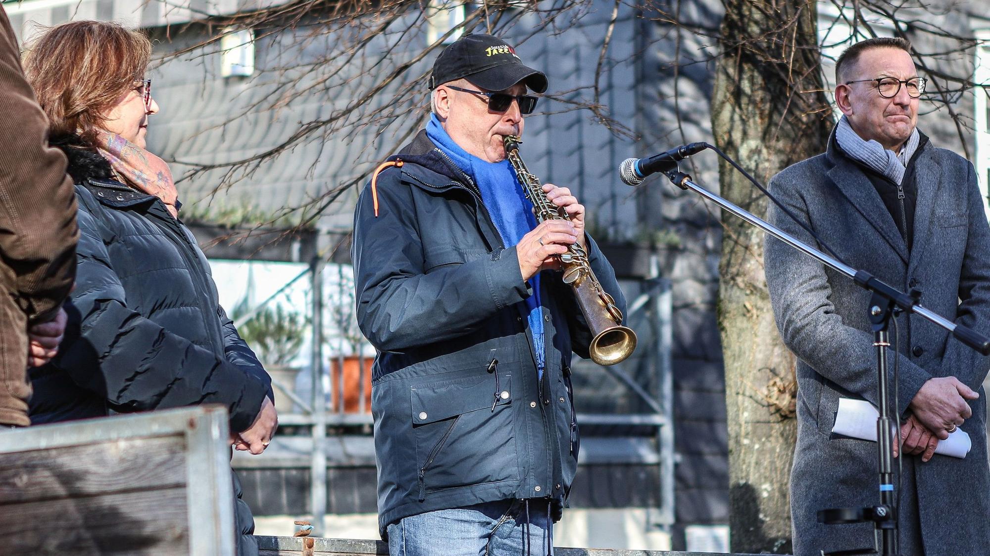 Engelbert Wrobel spielt Klarinette auf dem Marktplatz Burscheid.