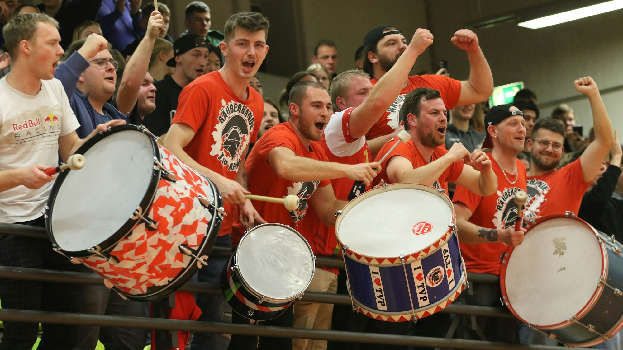 Das Bild zeigt die Räuberbande, so nennen sich die Fans des TVP, die jubelt.