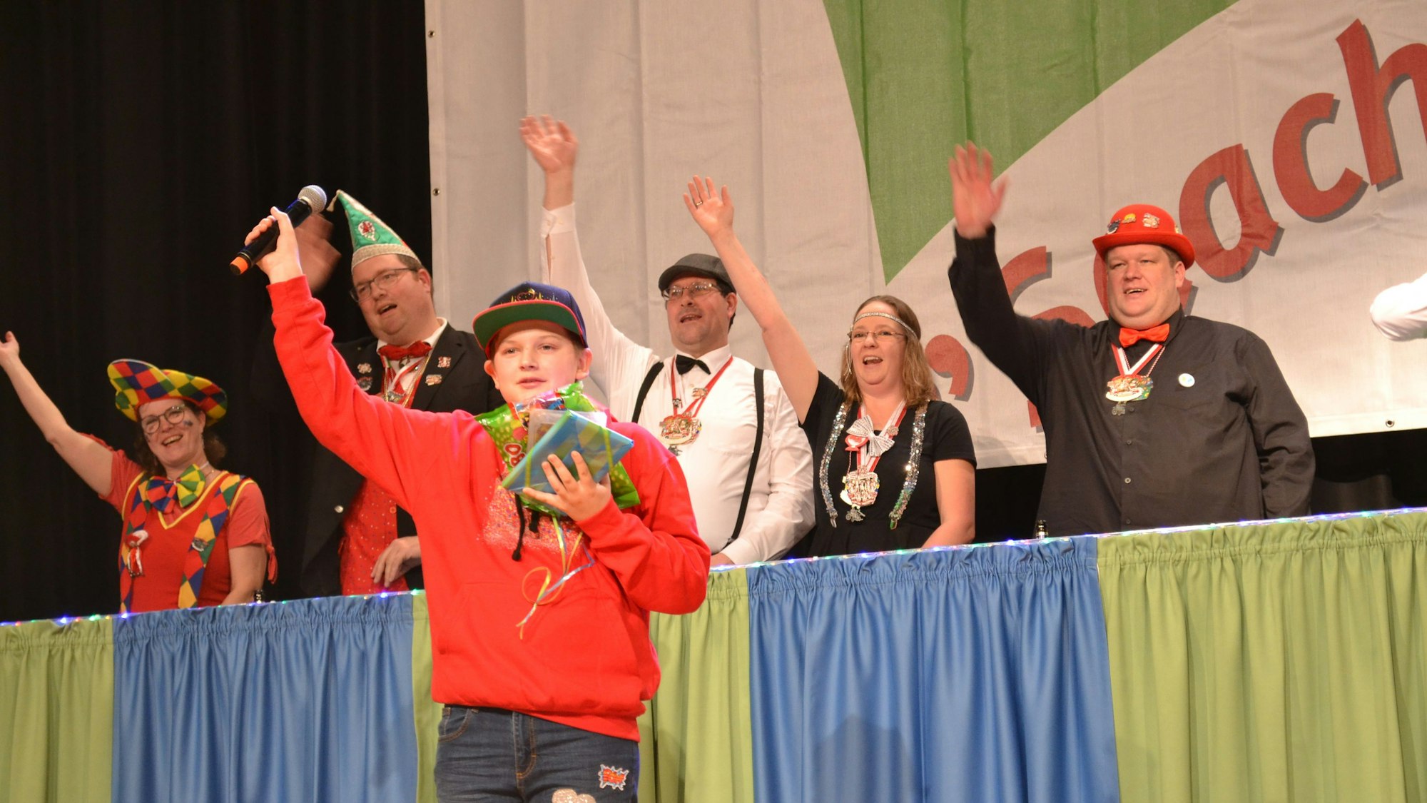 Fünf Erwachsene und ein Kind auf der Karnevalsbühne