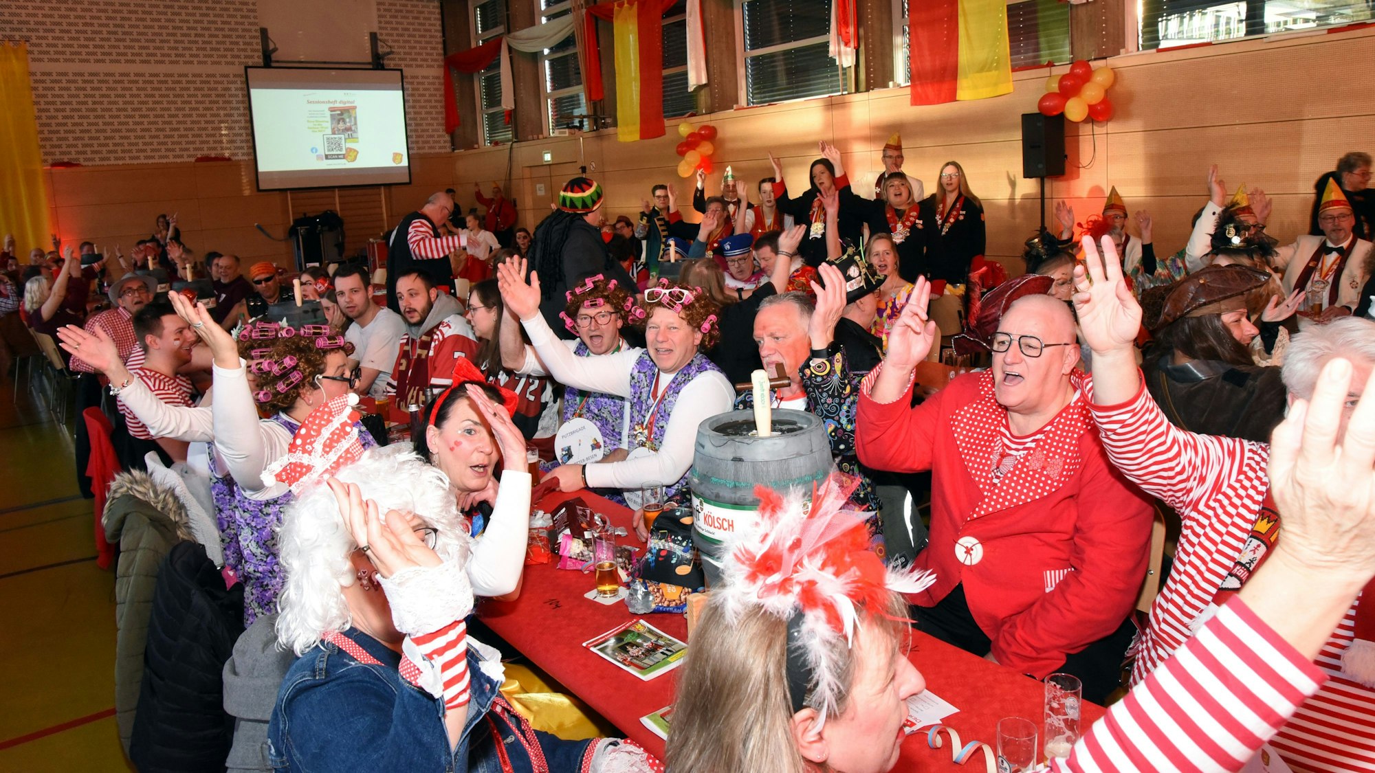 Karneval in Engelskirchen, während der RVK Kostuemsitzung in der GGS Turnhalle.