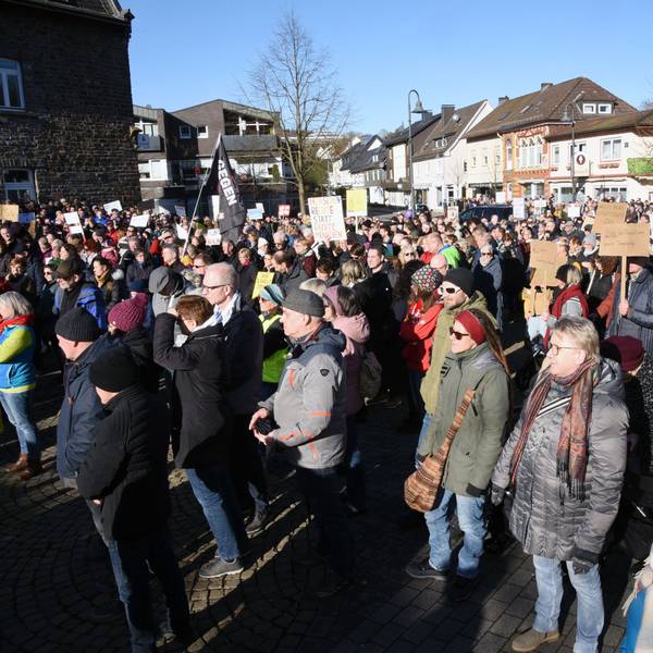 Bild von einer Demo auf dem Milly-la-Forêt-Platz in Morsbach.