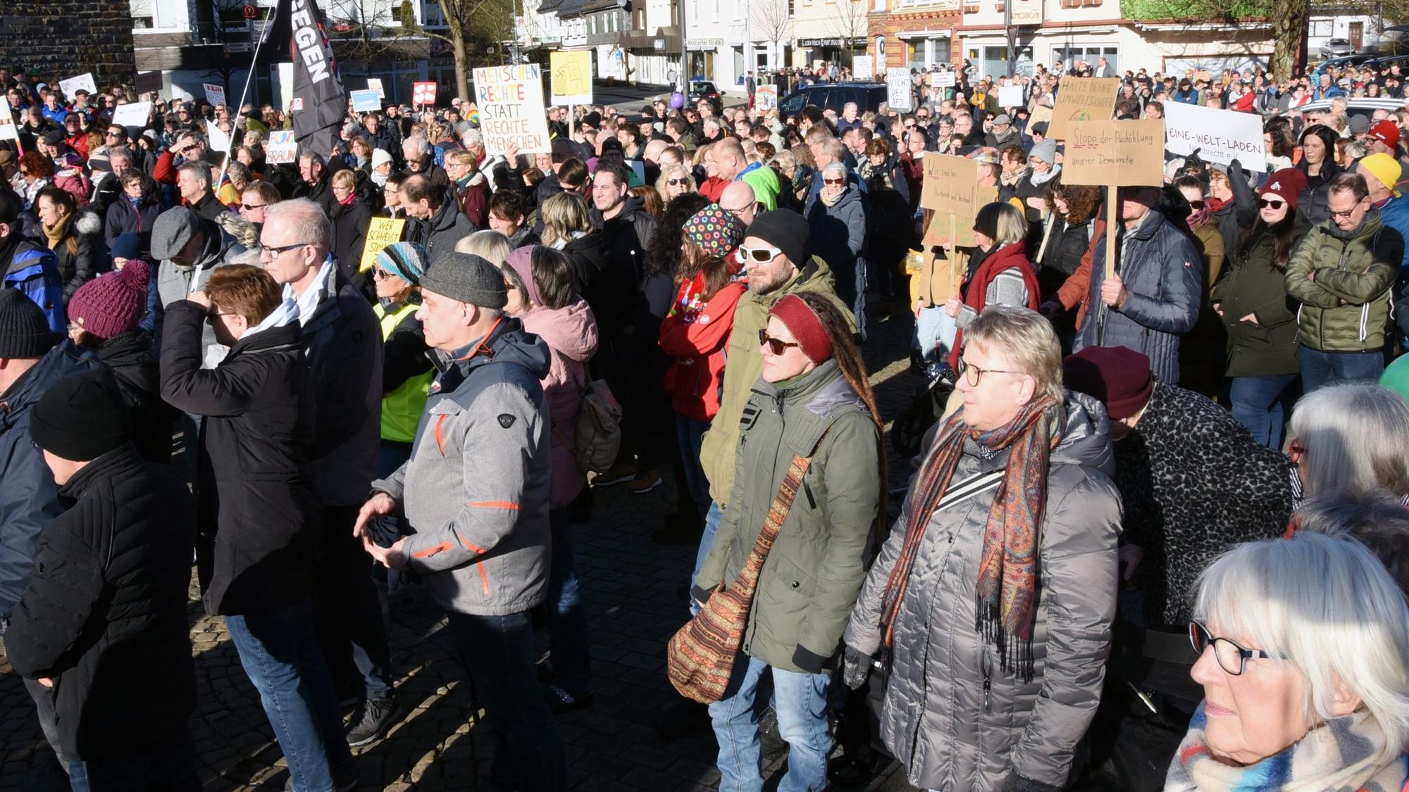Bild von einer Demo auf dem Milly-la-Forêt-Platz in Morsbach.