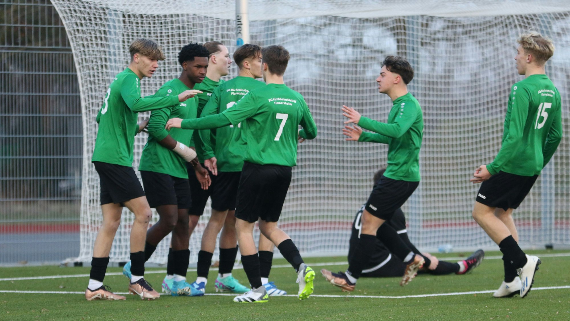 Das Bild zeigt Spieler der JSG Kirchheim/Arloff/Flamersheim, die nach einem Treffer jubeln.