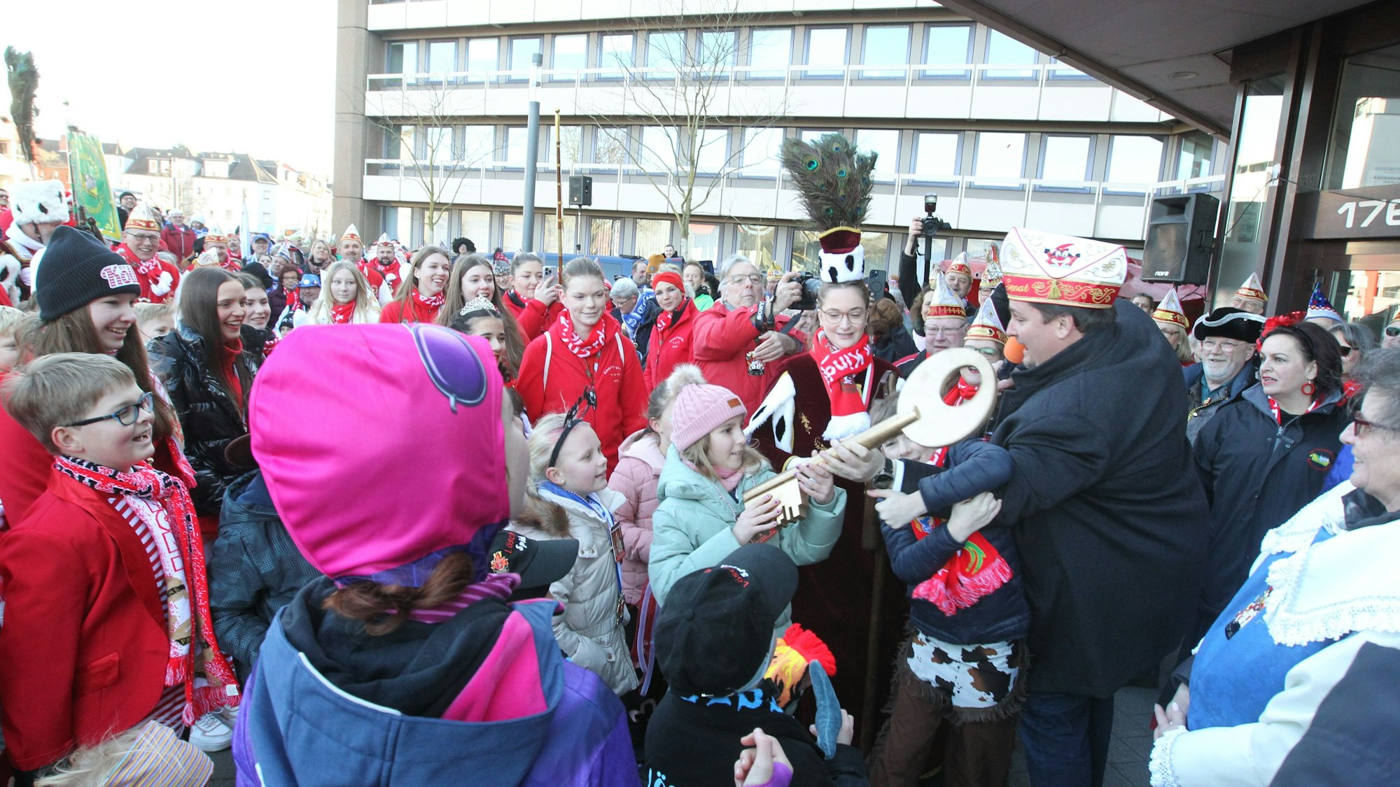 Die Kinder entrissen Bürgermeister Alexander Biber den Schlüssel.