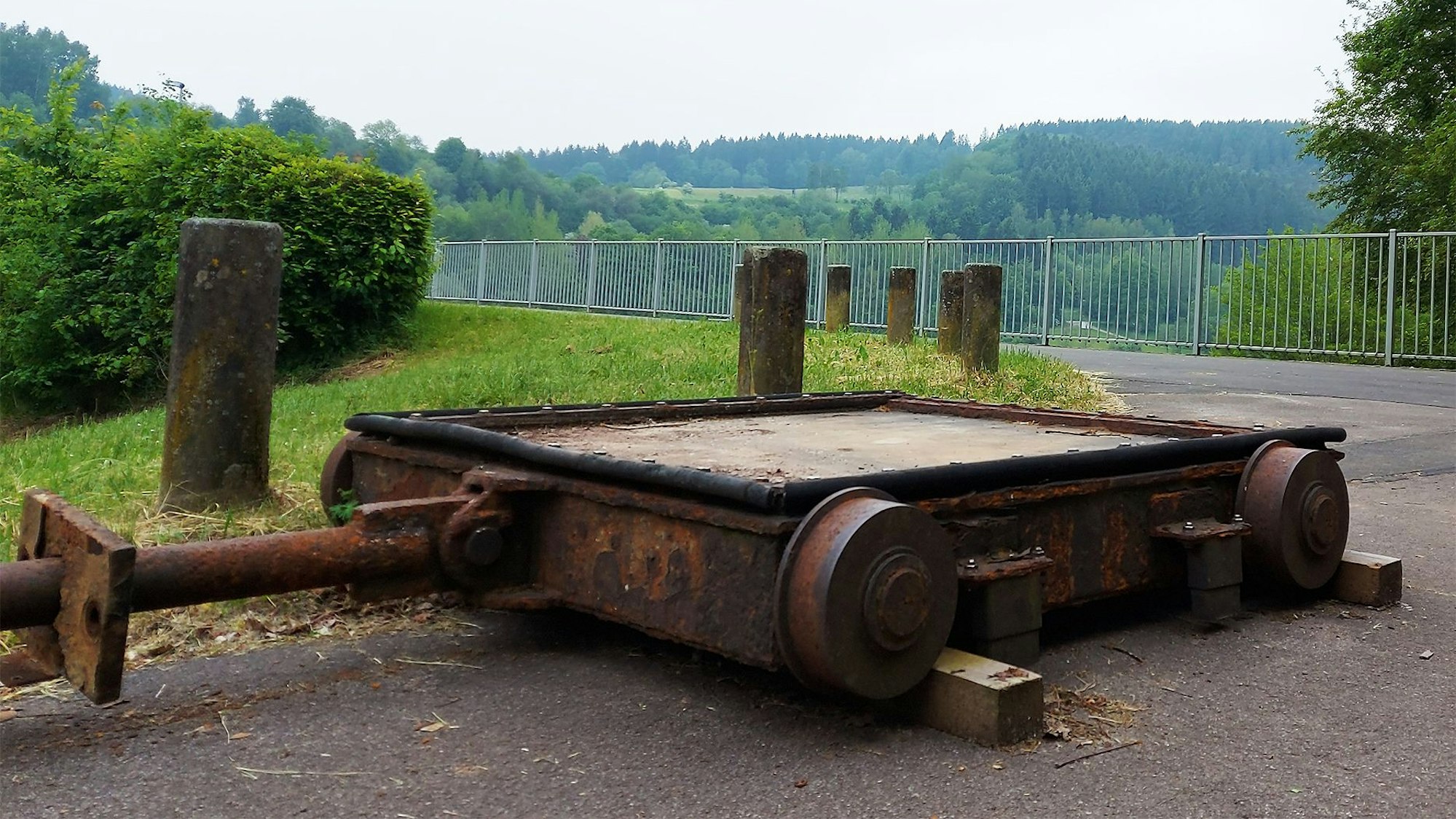 Eine der beiden vom Julihochwasser 2021 stark beschädigten Betriebsschützen aus der Talsperrenmauer des Kronenburger Sees liegt am Rand der Dammkrone.