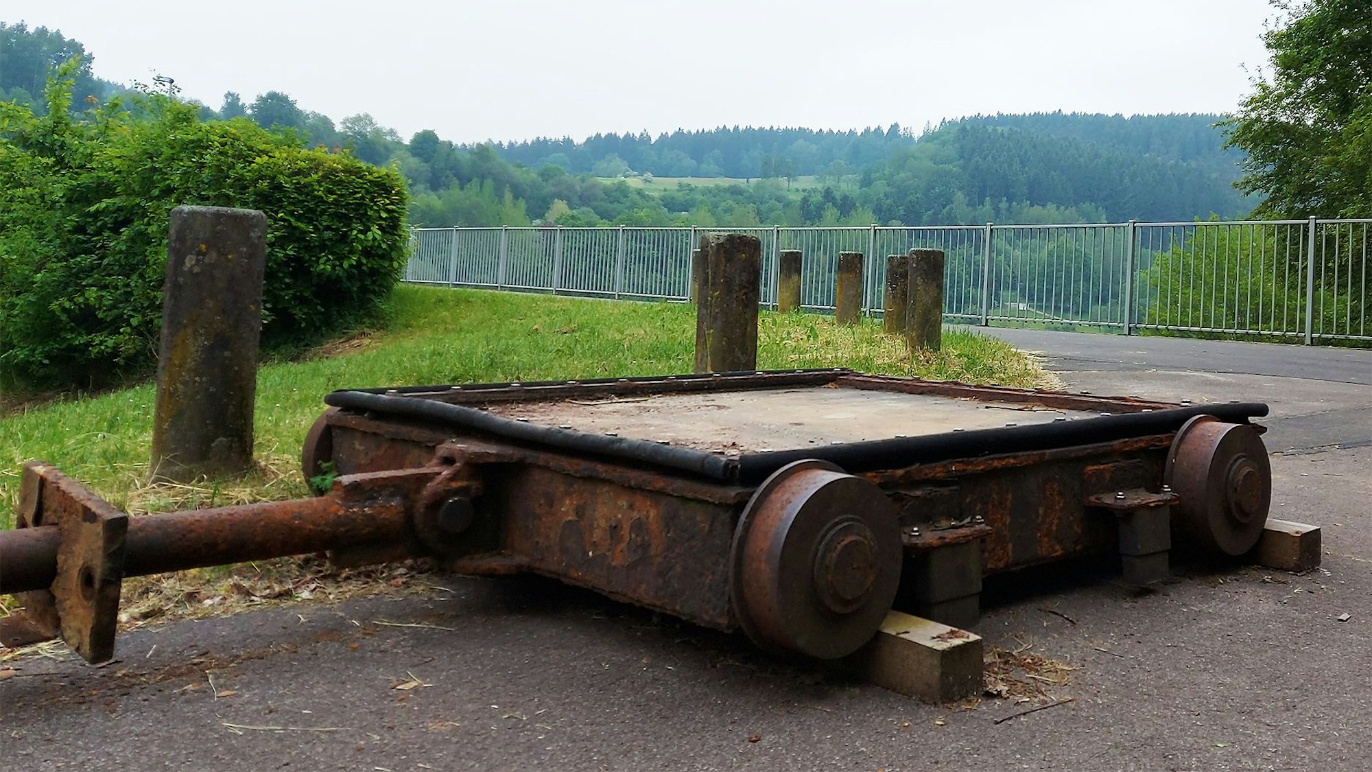 Eine der beiden vom Julihochwasser 2021 stark beschädigten Betriebsschützen aus der Talsperrenmauer des Kronenburger Sees liegt am Rand der Dammkrone.