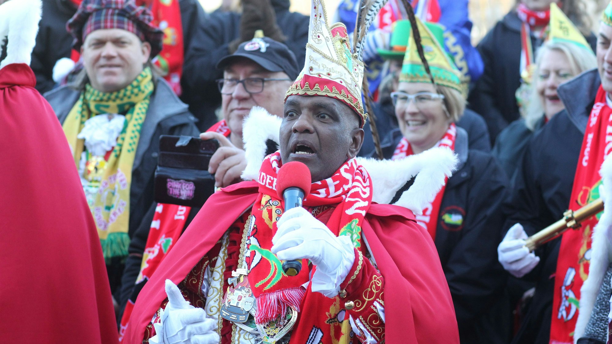 Auch Troisdorfs Prinz Pradeep I. versuchte sich Einlass ins Rathaus zu verschaffen.