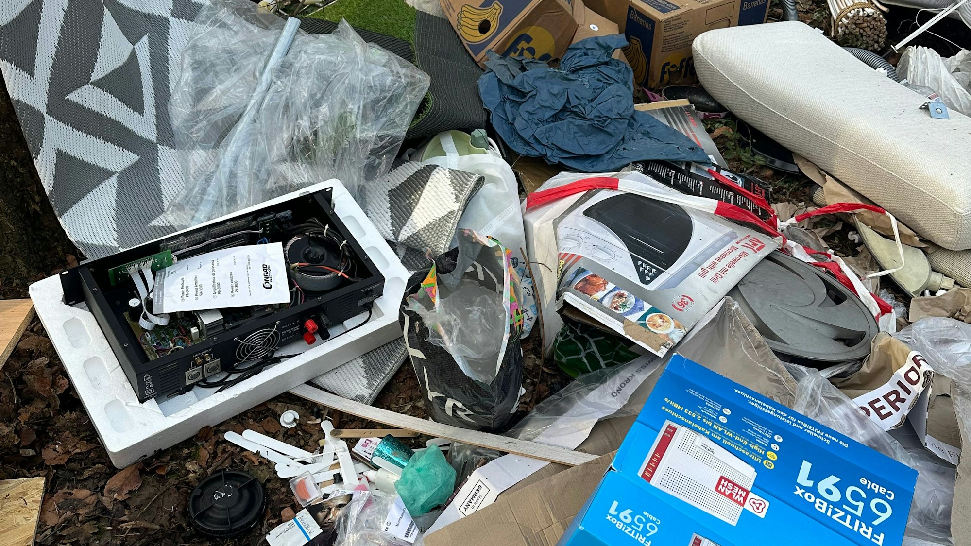 Alte Technik, Pappkartoons sowie Matratzen wurden einfach am Parkplatz in den Wald der Wahner Heide gekippt.