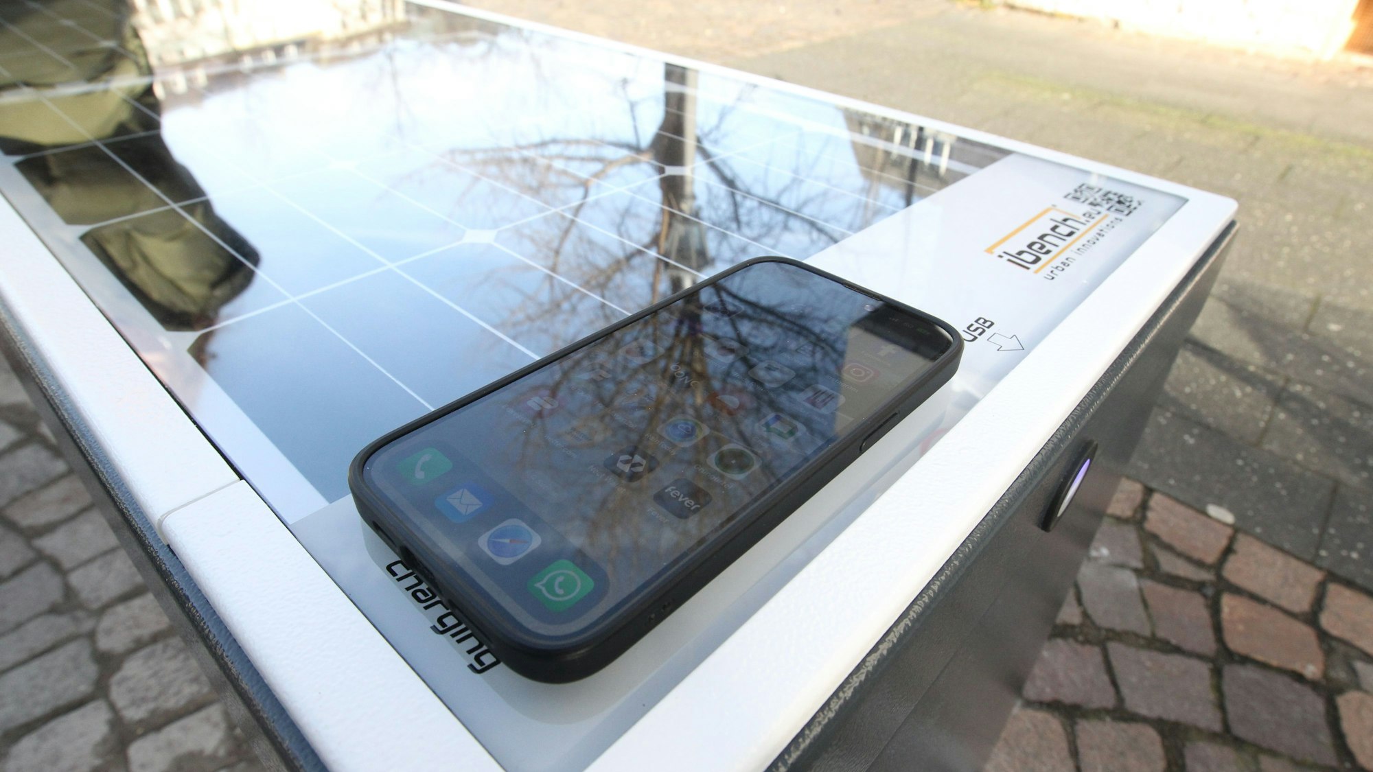 Auf zwei Induktionsfeldern werden moderne Handys kabellos aufgeladen.