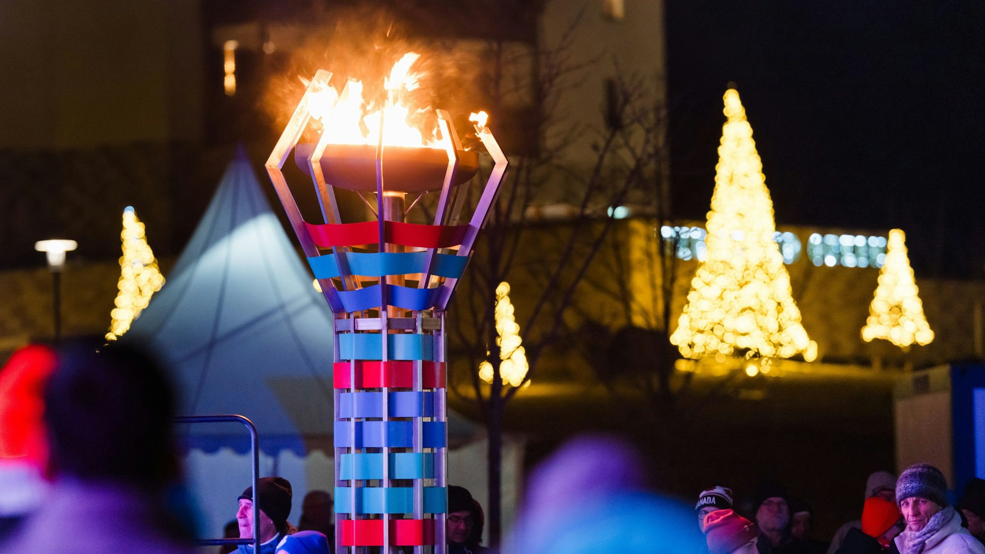 Die olympische Flamme leuchtet bei der Eröffnungsfeier der Special Olympics Nationalen Spiele am Stadtplatz.