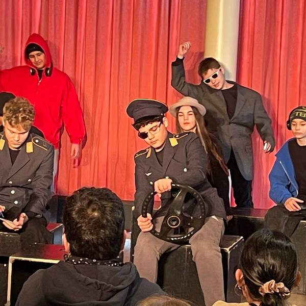 Szene aus dem theaterpädagogischen Stück „Neuland“ an der Henry-Ford-Realschule in Chorweiler.