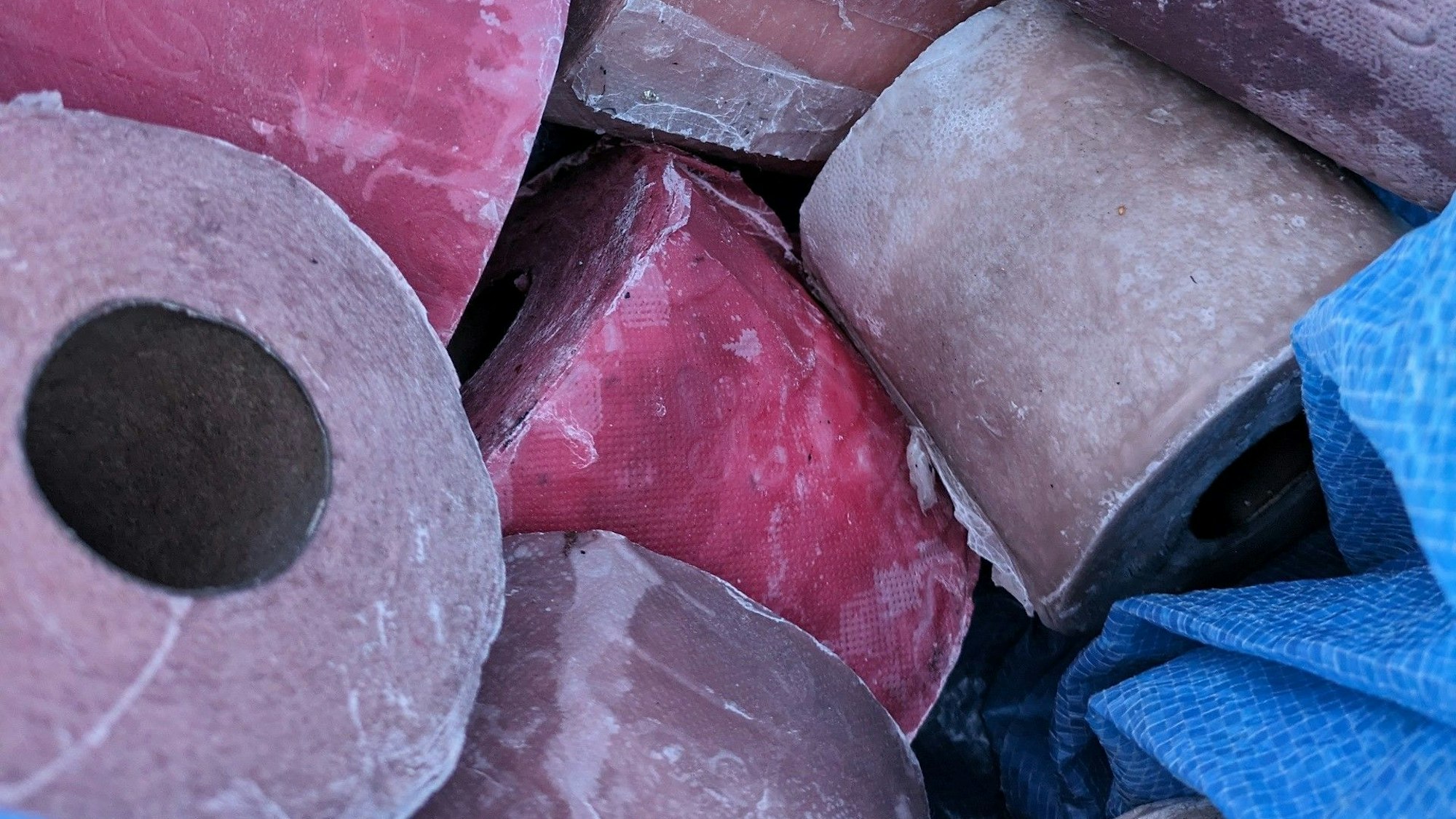 Toilettenpapierrollen mit Wachs überzogen.