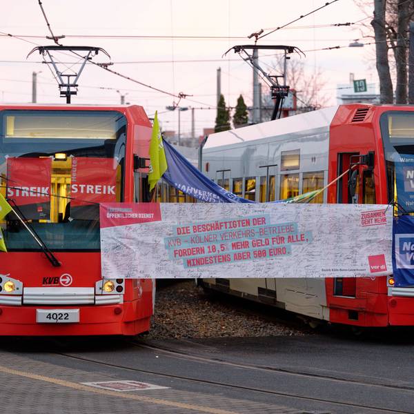 Zwei Straßenbahnen der KVB versperren die Zufahrt zu einem Betriebshof der Kölner Verkehrsbetriebe. Die Gewerkschaft Verdi für Freitag zu einem Warnstreik im ÖPNV aufgerufen. (Archivbild)
