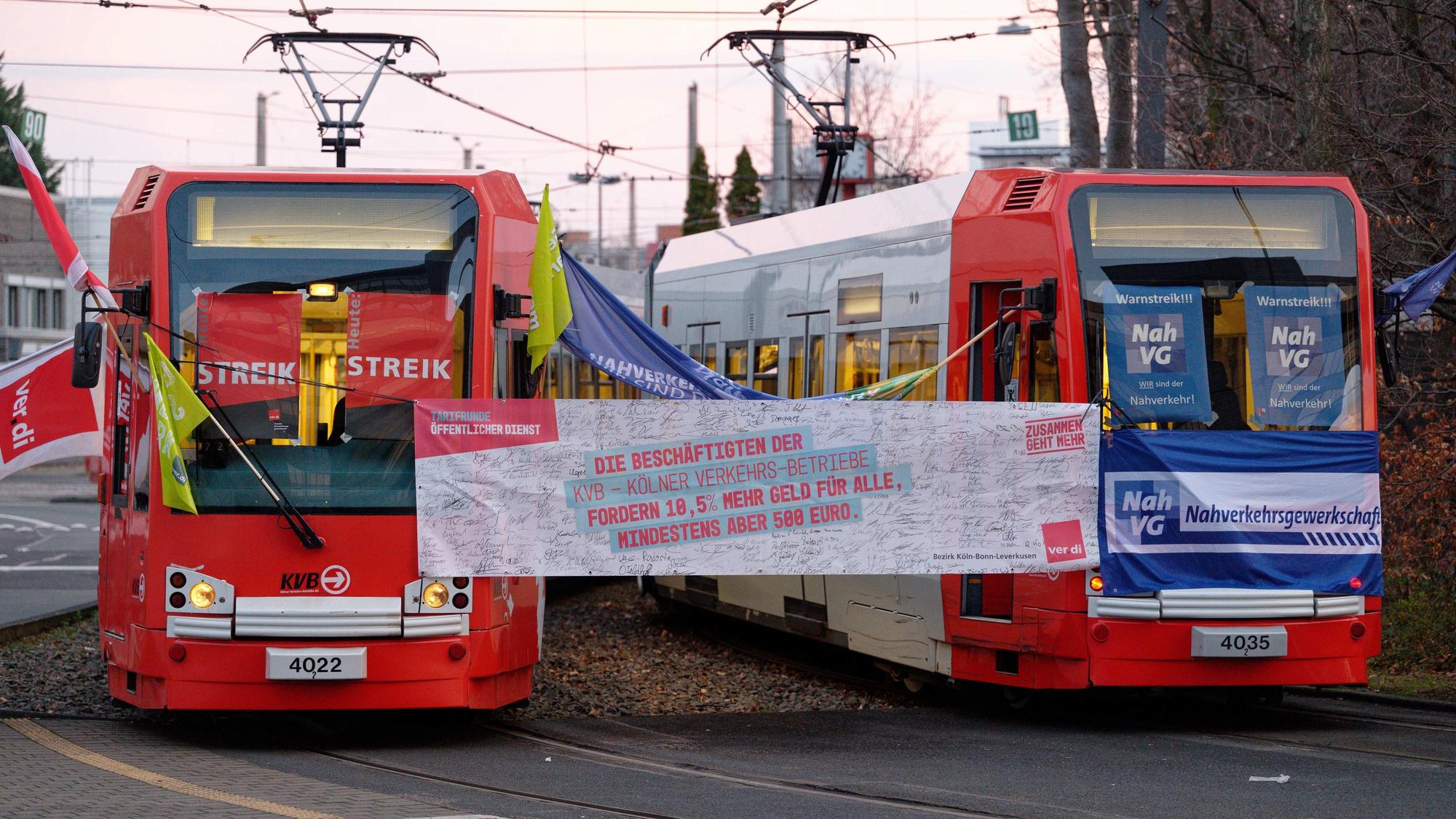 Köln: Zwei Straßenbahnen der KVB versperren die Zufahrt zu einem Betriebshof der Kölner Verkehrsbetriebe. Die Gewerkschaft Verdi hat Beschäftige der Verkehrsbetriebe zu einem Warnstreik aufgerufen.