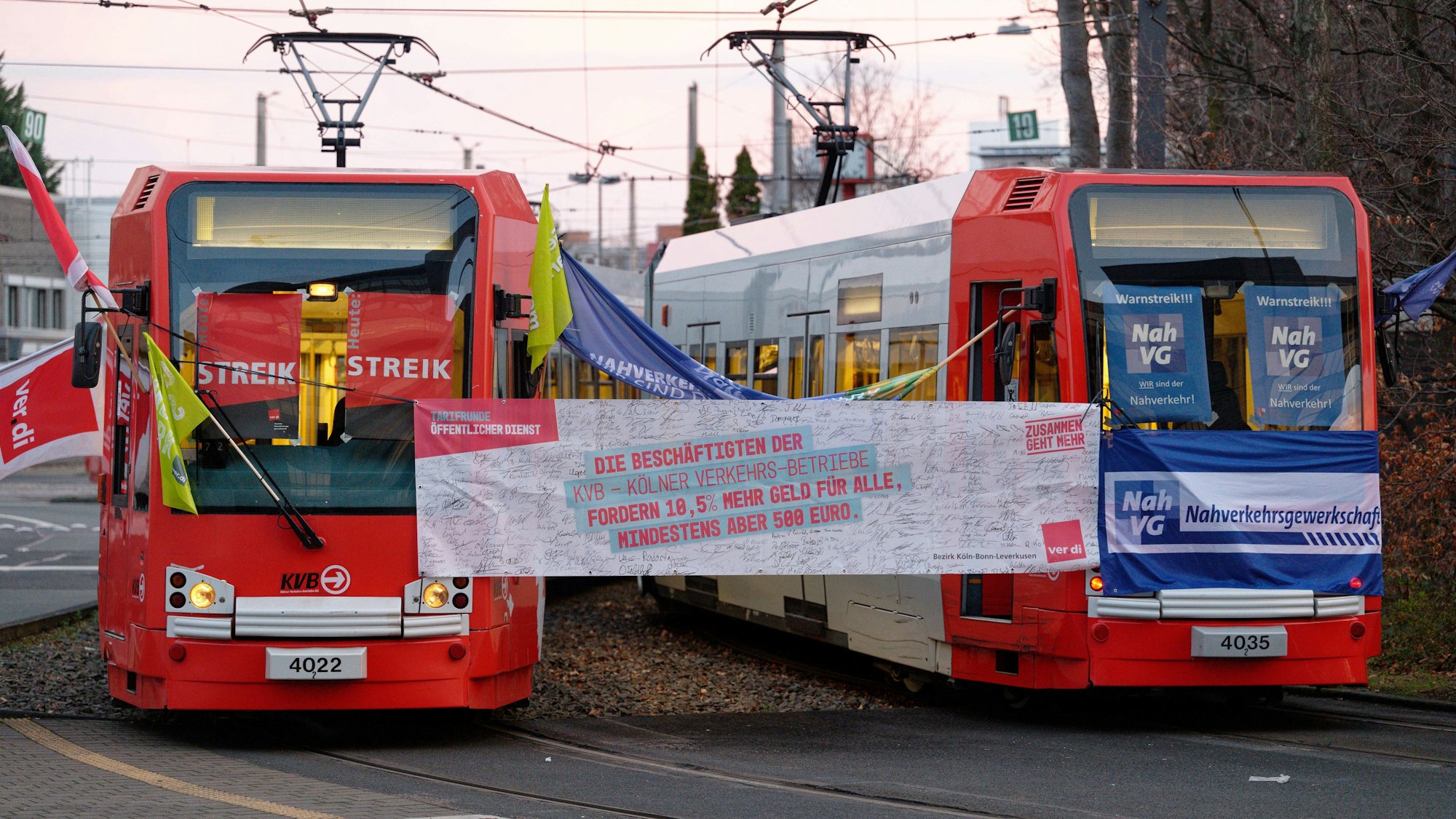 Köln: Zwei Straßenbahnen der KVB versperren die Zufahrt zu einem Betriebshof der Kölner Verkehrsbetriebe. Die Gewerkschaft Verdi hat Beschäftige der Verkehrsbetriebe zu einem Warnstreik aufgerufen.