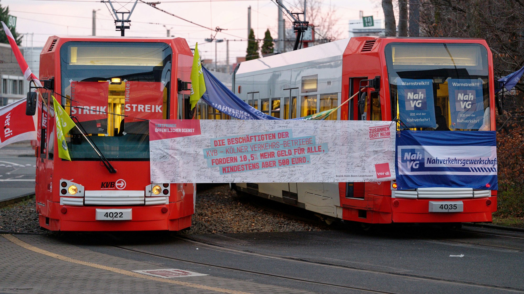 Zwei Straßenbahnen der KVB versperren die Zufahrt zu einem Betriebshof der Kölner Verkehrsbetriebe. Die Gewerkschaft Verdi für Freitag zu einem Warnstreik im ÖPNV aufgerufen. (Archivbild)