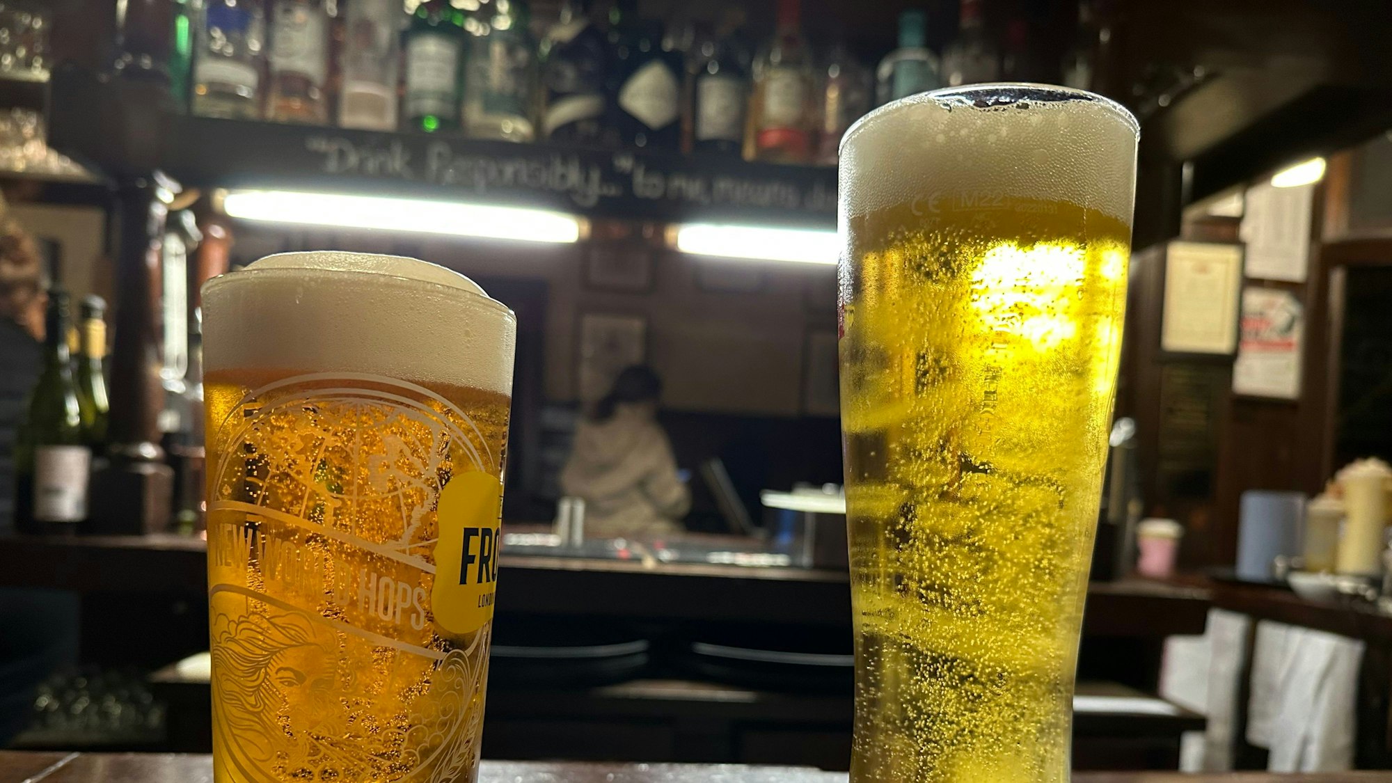 23.01.2024, Großbritannien, London: Zwei Pints Bier stehen auf einem Tresen.