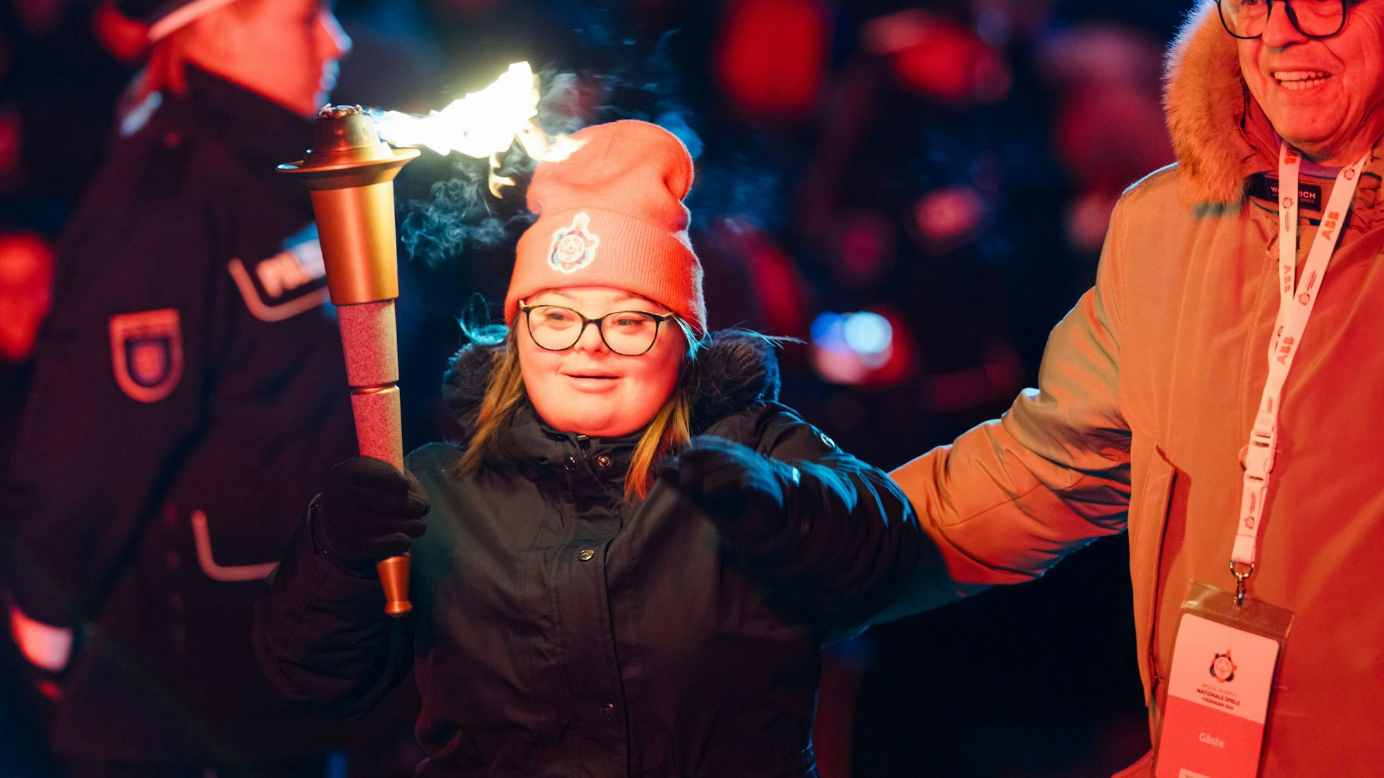 Eine Fackelträgerin bringt die olympische Flamme zur Eröffnungsfeier der Special Olympics Nationalen Spiele am Stadtplatz.