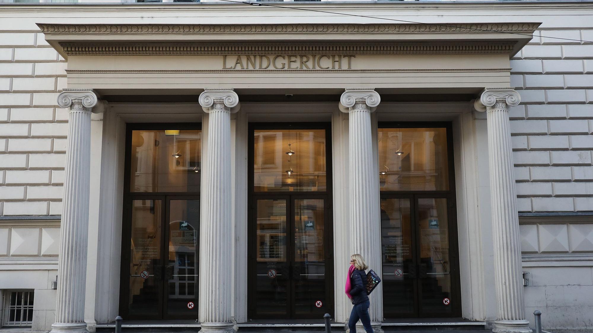 Eine Passantin geht am Eingang des Bonner Landgerichts vorbei.
