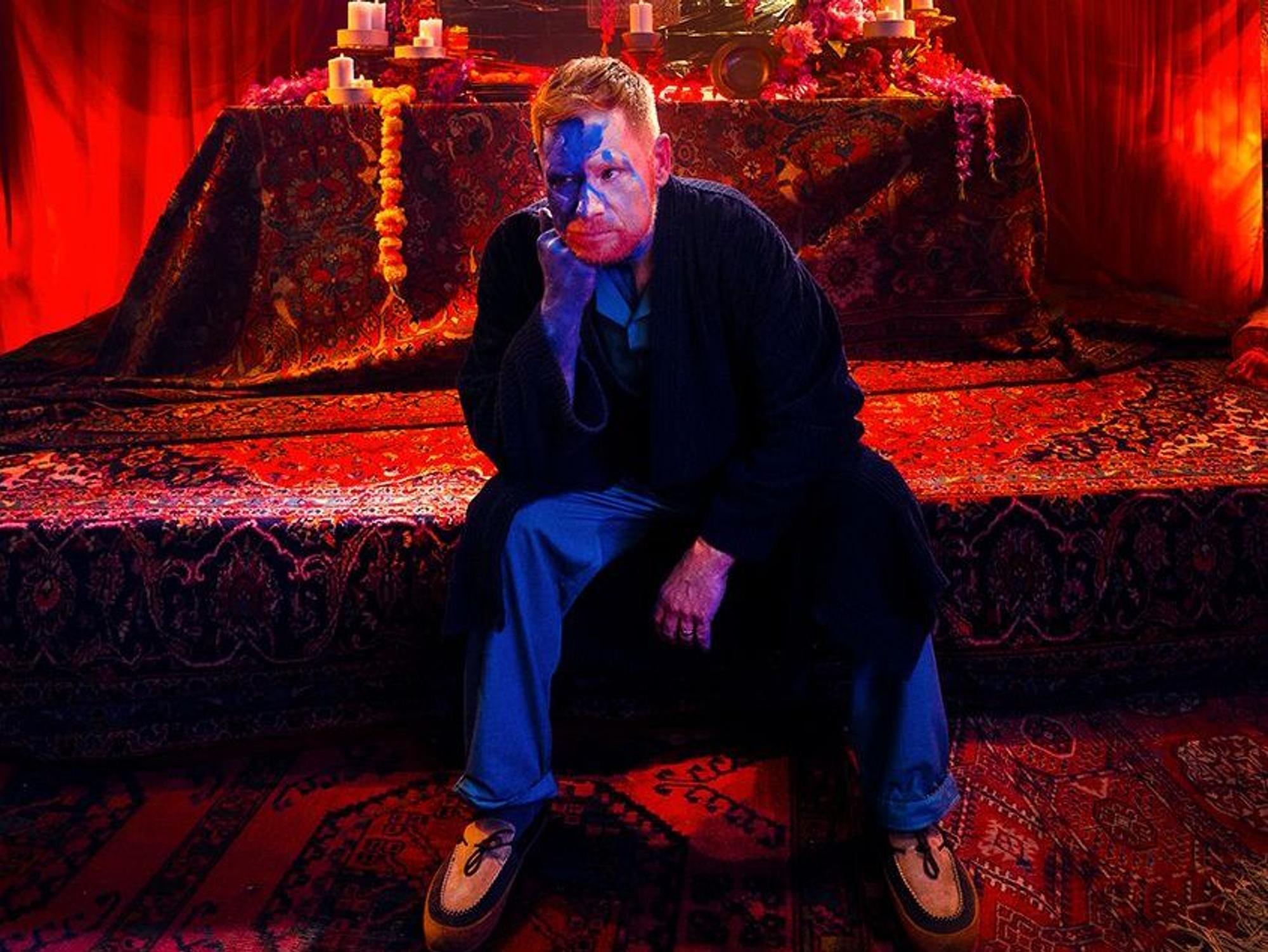 Peter Fox in roter Kulisse