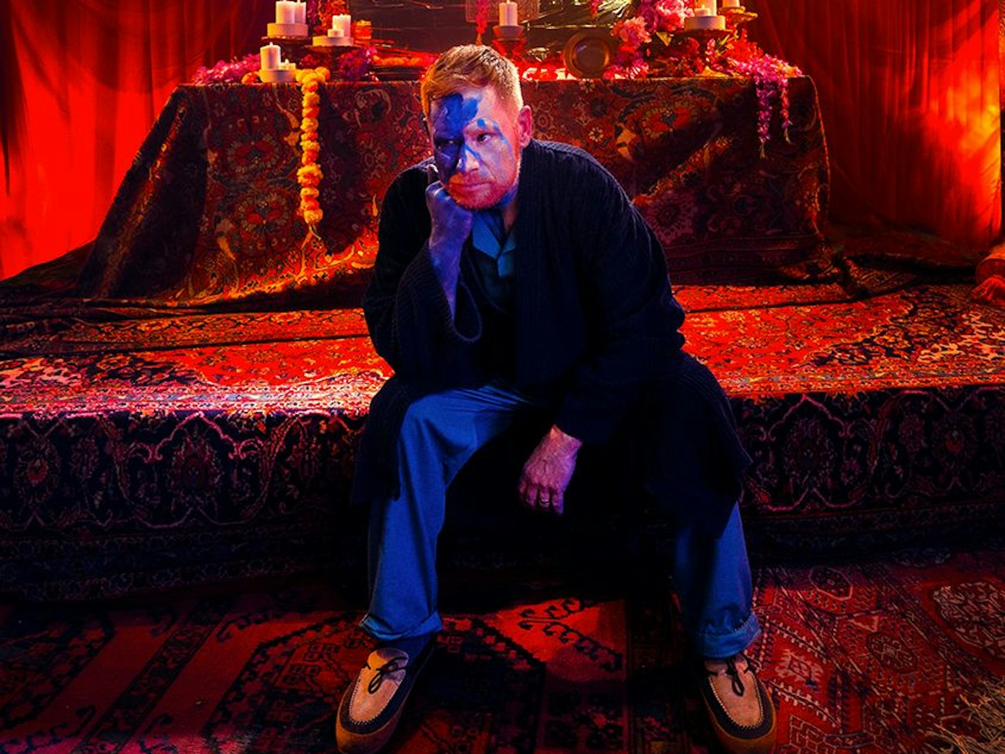 Peter Fox in roter Kulisse