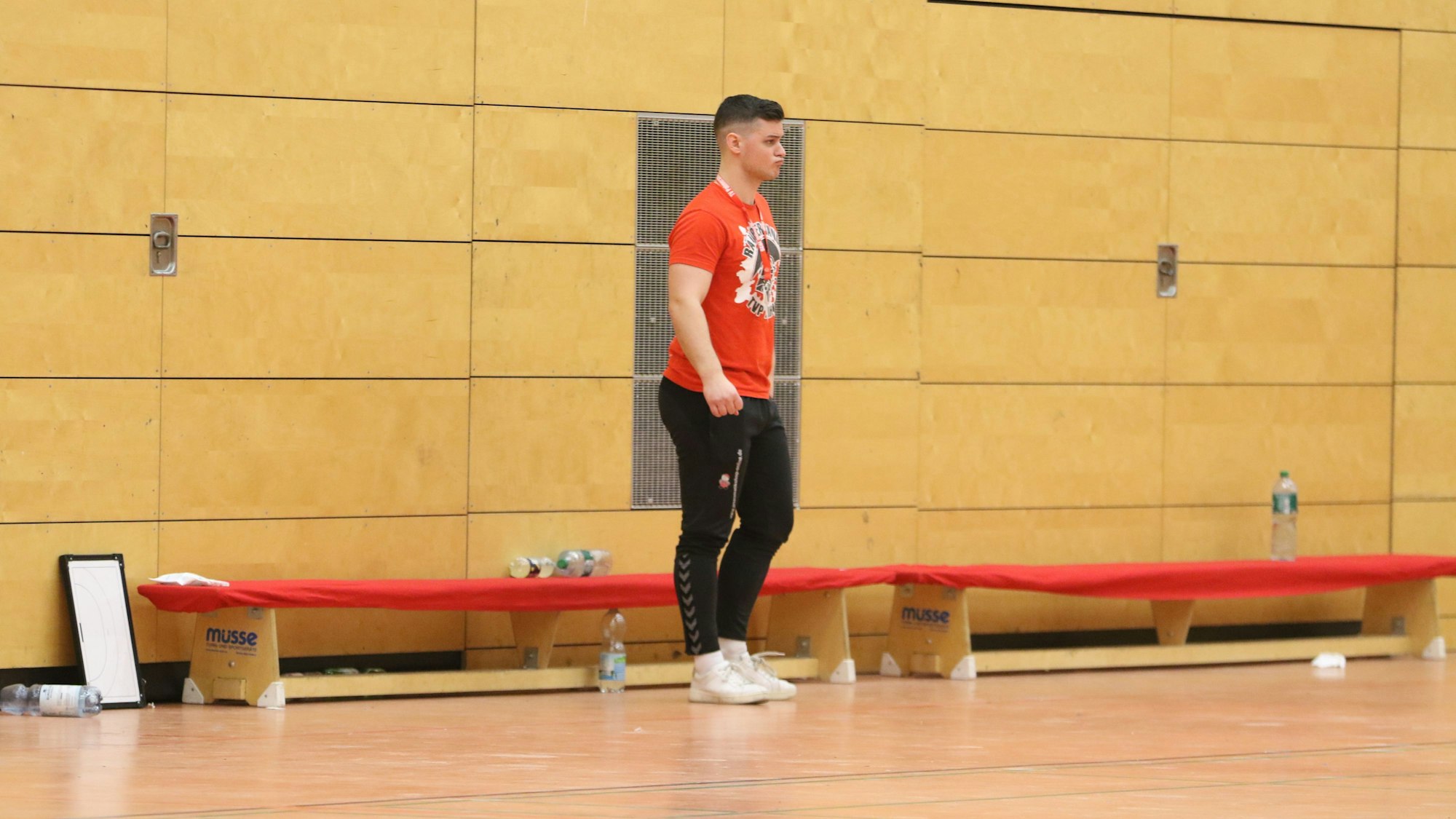 Trainer Marco Mayer steht vor der leeren Auswechselbank.