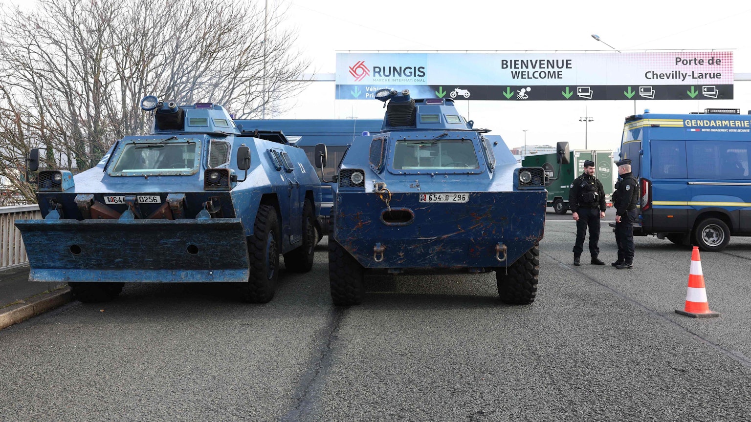 Hartes Durchgreifen: Ordnungskräfte aus Polizei und Gendarmerie sowie Panzerwagen sollten die Traktoren am Montag an der Einfahrt in den Großmarkt Rungis südlich von Paris hindern.