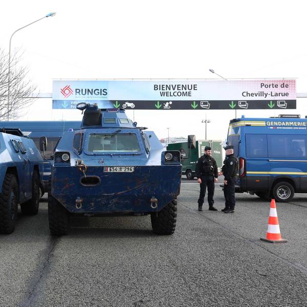 Hartes Durchgreifen: Ordnungskräfte aus Polizei und Gendarmerie sowie Panzerwagen sollten die Traktoren am Montag an der Einfahrt in den Großmarkt Rungis südlich von Paris hindern.
