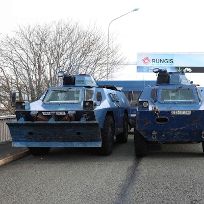 Hartes Durchgreifen: Ordnungskräfte aus Polizei und Gendarmerie sowie Panzerwagen sollten die Traktoren am Montag an der Einfahrt in den Großmarkt Rungis südlich von Paris hindern.