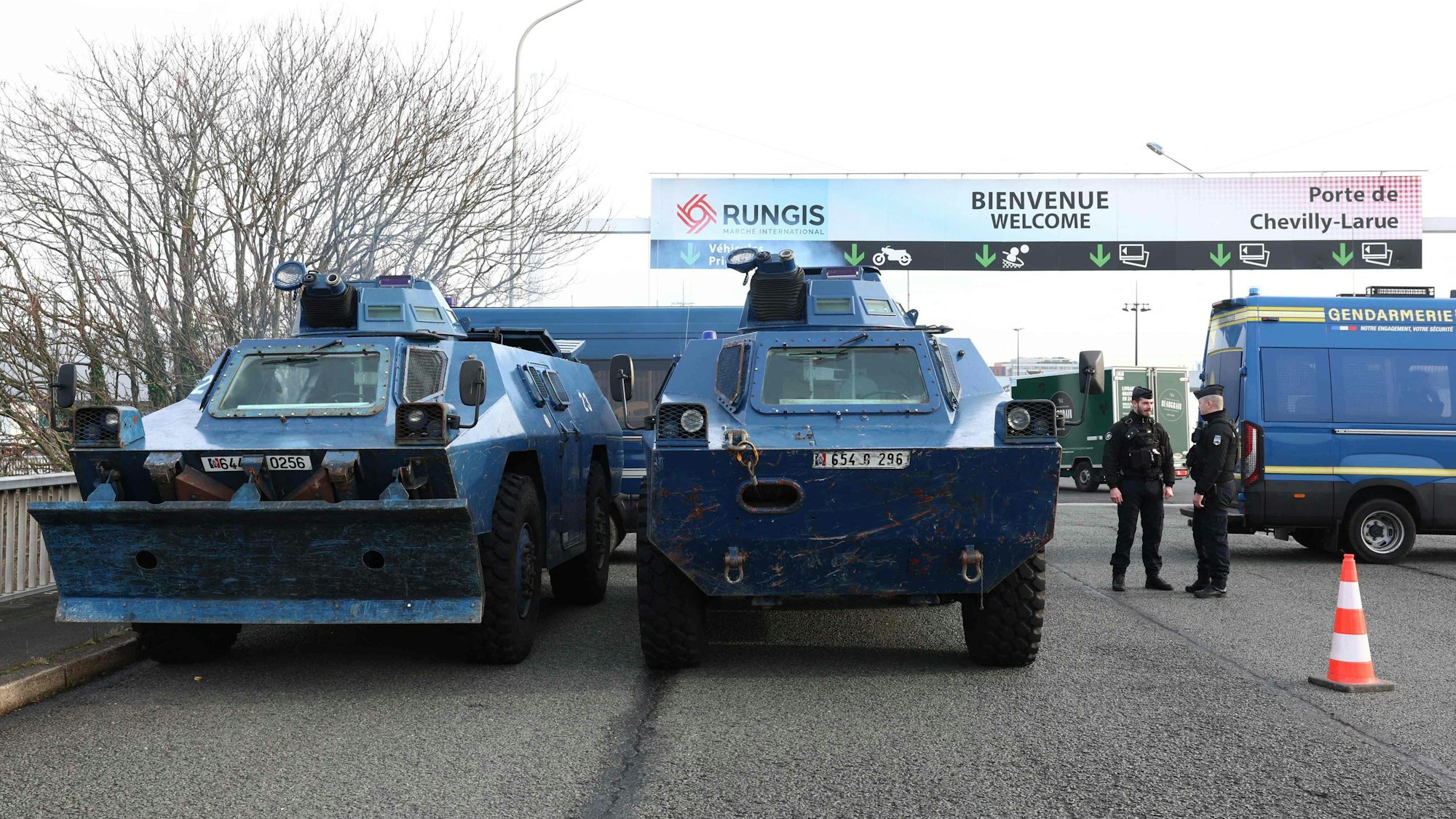 Hartes Durchgreifen: Ordnungskräfte aus Polizei und Gendarmerie sowie Panzerwagen sollten die Traktoren am Montag an der Einfahrt in den Großmarkt Rungis südlich von Paris hindern.