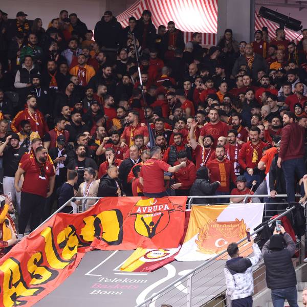 An die 1000 Galatasaray-Fans waren im Telekom Dome. Von diesen Blöcken ging die Randale aus.