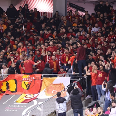 An die 1000 Galatasaray-Fans waren im Telekom Dome. Von diesen Blöcken ging die Randale aus.