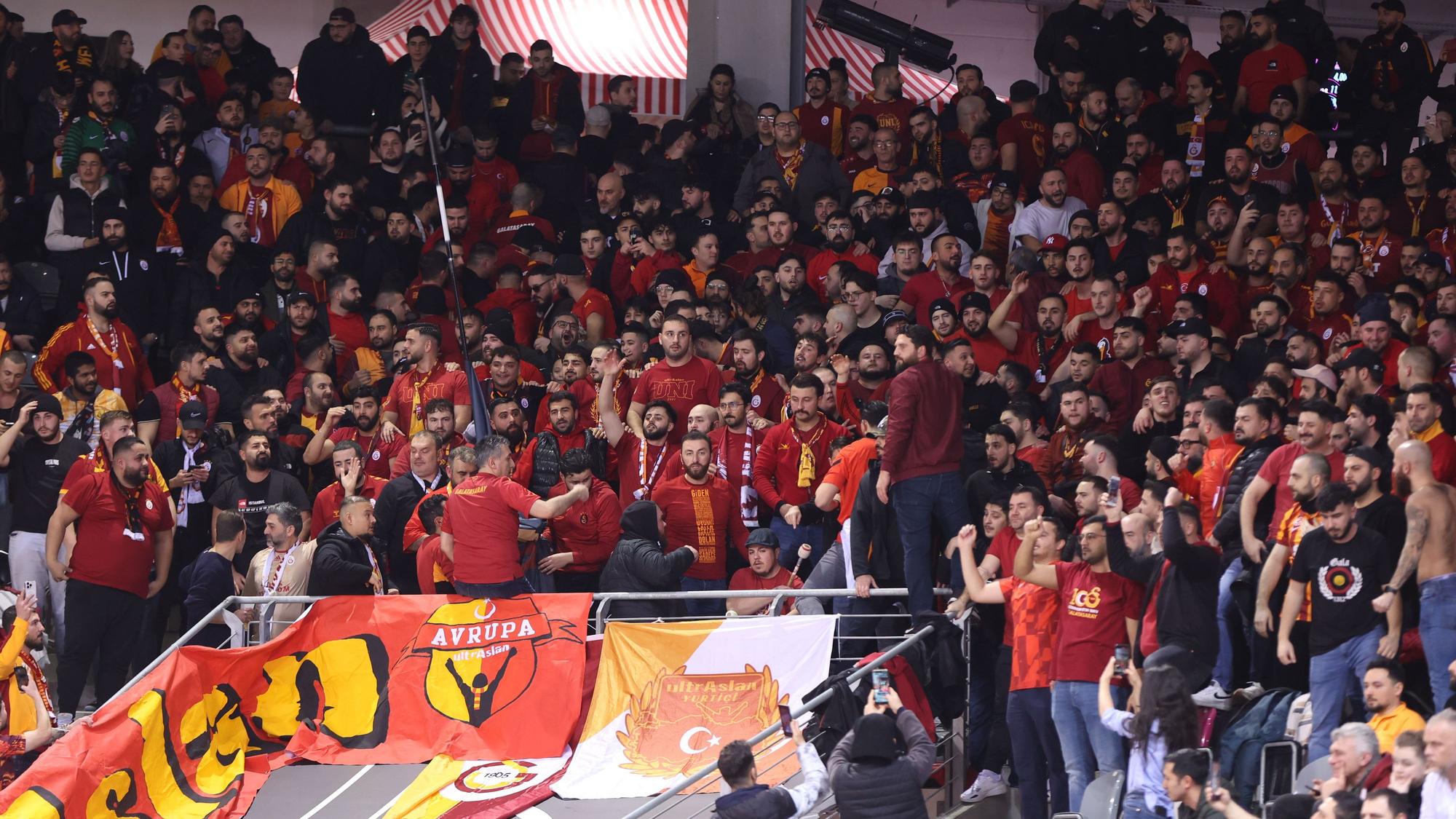 An die 1000 Galatasaray-Fans waren im Telekom Dome. Von diesen Blöcken ging die Randale aus.