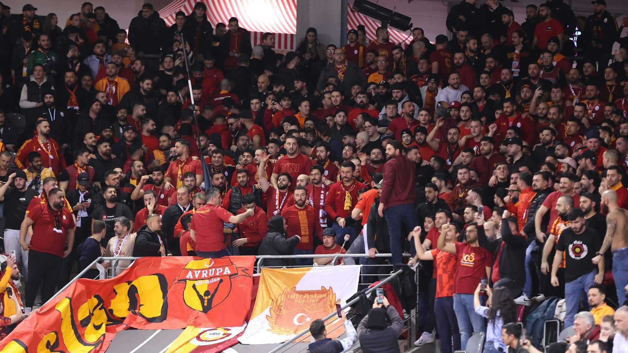 An die 1000 Galatasaray-Fans waren im Telekom Dome. Von diesen Blöcken ging die Randale aus.