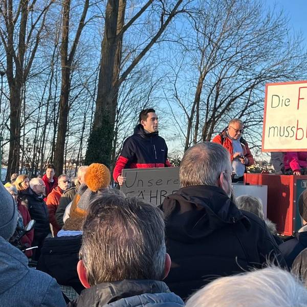 Mattis Dieterich, Vorsitzender des SPD-Ortsverbandes im Kölner Norden, sprach zu den Demonstrierenden.