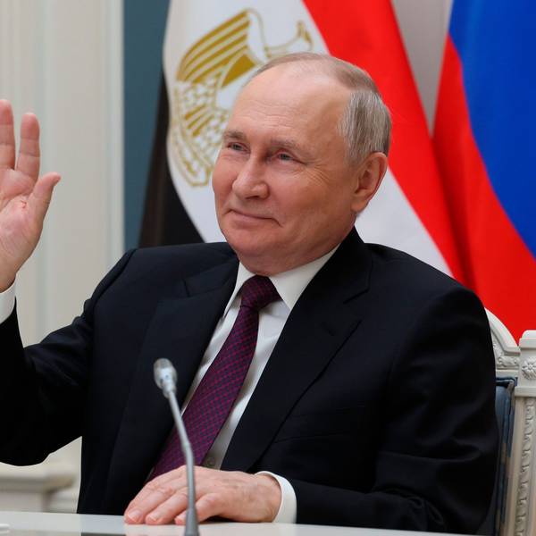 Wladimir Putin, Präsident von Russland, winkt während einer Videokonferenz. Putin kandidiert ab heute offiziell für das Präsidentenamt in der kommenden Wahl.