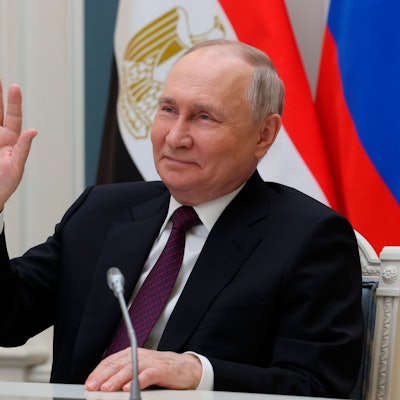 Wladimir Putin, Präsident von Russland, winkt während einer Videokonferenz. Putin kandidiert ab heute offiziell für das Präsidentenamt in der kommenden Wahl.