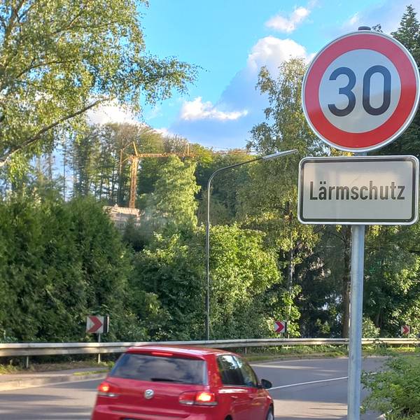 Blick auf eine Situation im Straßenverkehr mit einer Tempo 30-Zone