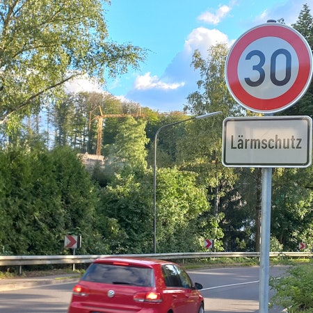 Blick auf eine Situation im Straßenverkehr mit einer Tempo 30-Zone