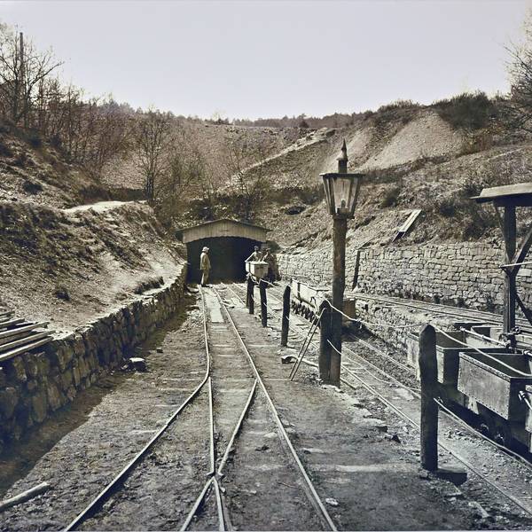 Historisches Foto vom Auguststollen am Lüderich, Overath. Grubeneingang mit Lore.