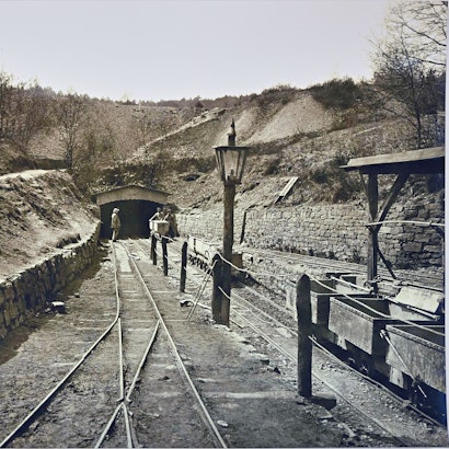 Historisches Foto vom Auguststollen am Lüderich, Overath. Grubeneingang mit Lore.