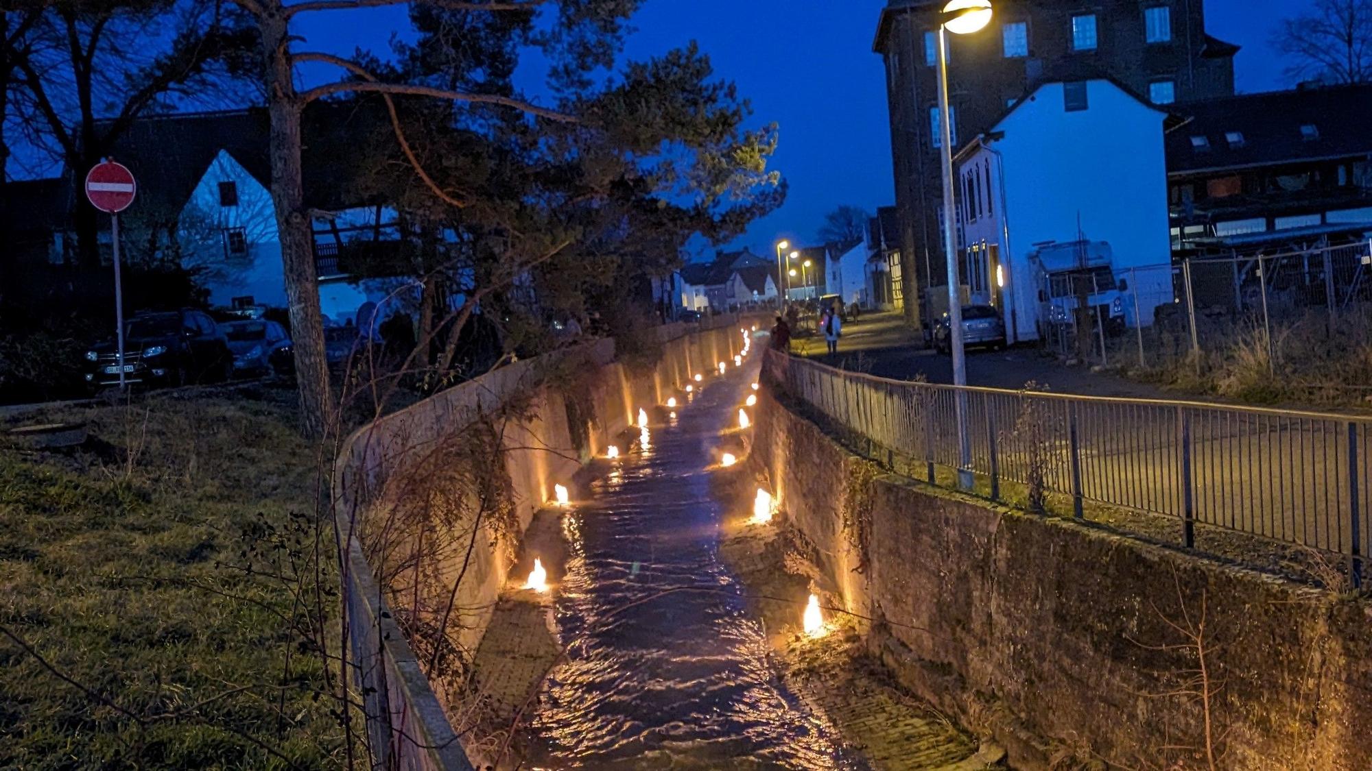 Lichter leuchten im Orbach in Swisttal-Odendorf.